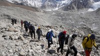 Base Camp Everest yang berada di distrik Solukhumbu, Nepal, sebenarnya adalah South Everest Base Camp. Base Camp ini berada di ketinggian 5.364 meter (17.598 kaki).