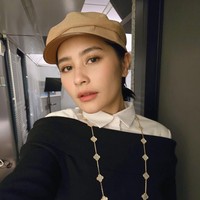 Ia bergaya dengan blus putih yang dibungkus luaran off-shoulder hitam yang dipadu kalung panjang menjuntai. (Foto: Instagram/@prillylatuconsina96)