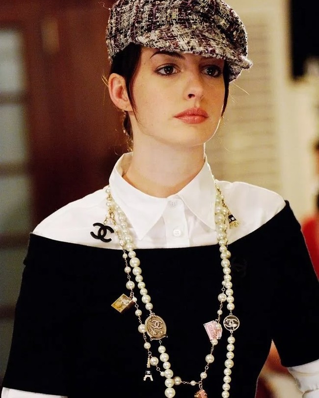 Ini penampilan fiksi Anne Hathaway yang menginspirasi gaya Prilly untuk pesta kostum yang dihadirinya. I TOTALLY got the reference without seeing her pic, puji Kimberly Rider yang terkesima dengan kemiripan gaya Prilly dan Andrea. (Foto: Instagram/@prillylatuconsina96)