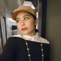 Tidak ketinggalan topi baret berwarna nude yang semakin menyempurnakan gayanya. Riasan wajah yang simple menjaga gayanya tetap elegan. (Foto: Instagram/@prillylatuconsina96)
