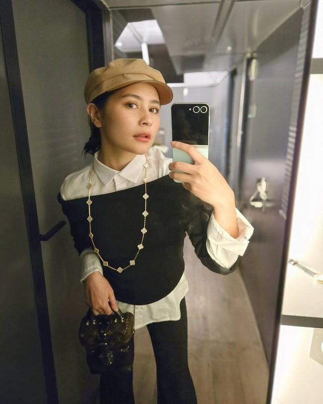 Untuk bawahan, ia mengandalkan celana panjang hitam berpotongan boot-cut. Di jajaran aksesori, ia juga tampak menenteng tas Louis Vuitton berwarna senada. (Foto: Instagram/@prillylatuconsina96)