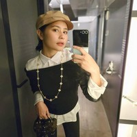 Untuk bawahan, ia mengandalkan celana panjang hitam berpotongan boot-cut. Di jajaran aksesori, ia juga tampak menenteng tas Louis Vuitton berwarna senada. (Foto: Instagram/@prillylatuconsina96)