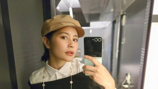 Foto: Prilly Latuconsina Cosplay Mirip Anne Hathaway di Devil Wears Prada