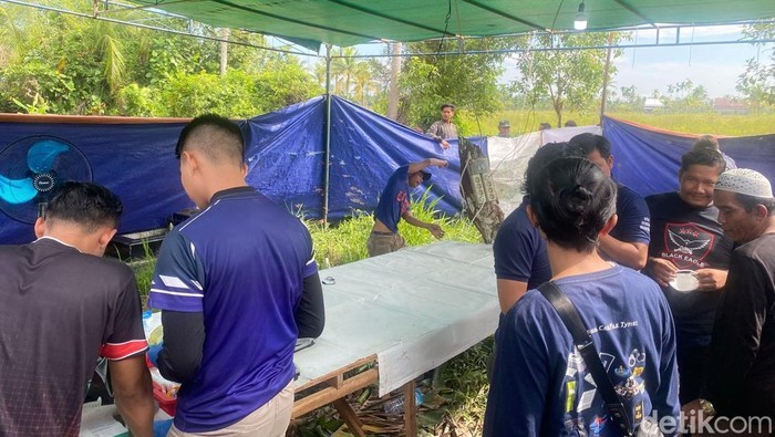 Proses ekshumasi makam korban perkelahian bersajam di Kubu Raya.