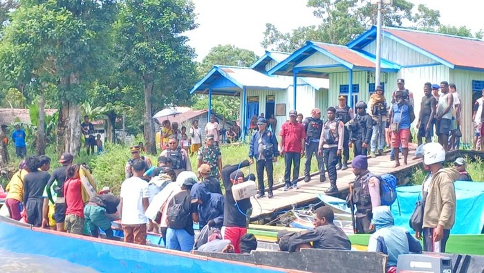 Proses evakuasi pendulang emas di Kabupaten Asmat yang menjadi korban serangan KKB di Yahukimo.