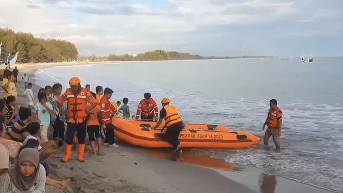 Proses pencarian pelajar terseret ombak di Agam (Aceh