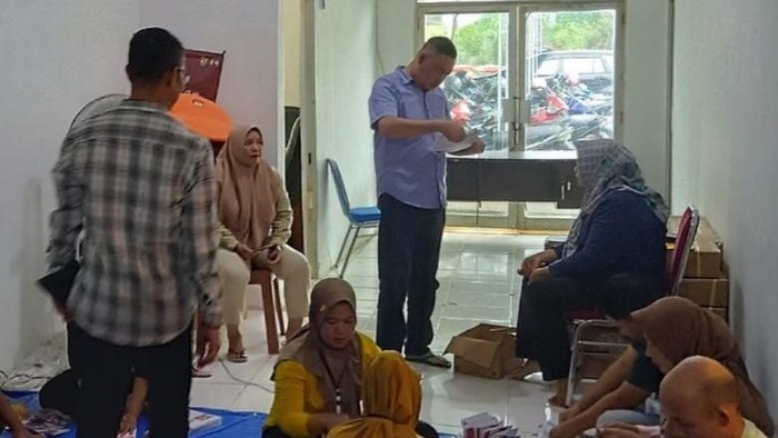 Proses sortir lipat surat suara di KPU Empat Lawang.