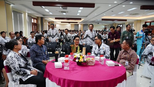 Putri Suastini Koster meminta PGRI ikut menyosialisasikan pengelolaan sampah berbasis sumber lewat lomba menulis, Jumat (11/4/2025).