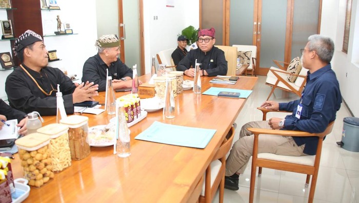 Rapat koordinasi Pemkab Banyuwangi dan Pemprov Jatim matangkan rencana operasional kapal cepat Banyuwangi - Denpasar