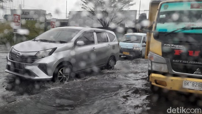 Ruas Jalan Letda Sudjono Medan terendam banjir hari ini. (Kartika Sari/detikSumut)