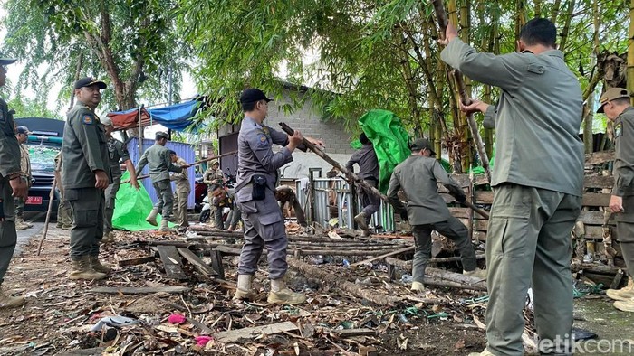 Satpol PP Pontianak bongkar kios PKL di Jalan Husein Hamzah.