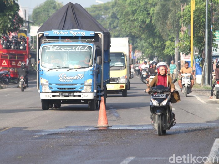 Sering Ditambal Tapi Kembali Rusak, Jalan Nasional Bojonegoro–Babat Dikeluhkan