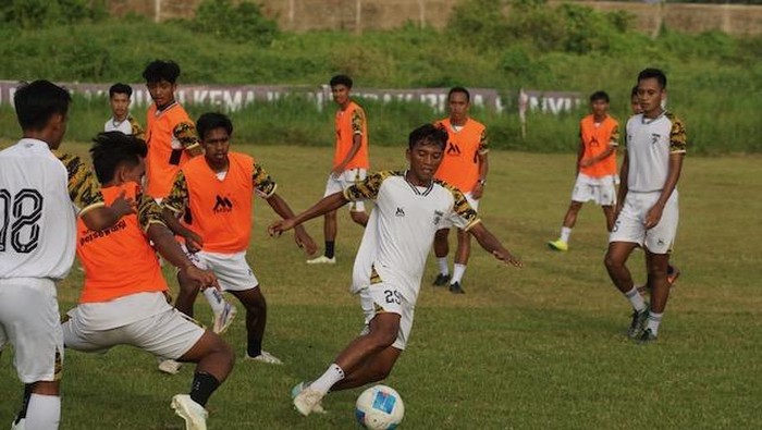 Skuad Persewangi menjalani latihan