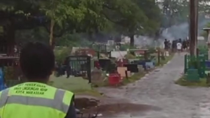 Tawuran antar warga terjadi di Kampung Sapiria, Kota Makassar, Sulawesi Selatan.
