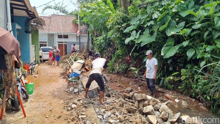Tembok panjang pembatas antara tebing dan parit ambruk usai hujan deras mengakibatkan sejumlah rumah di Cipayung, Kota Depok, kebanjiran. (Taufiq S/detikcom)