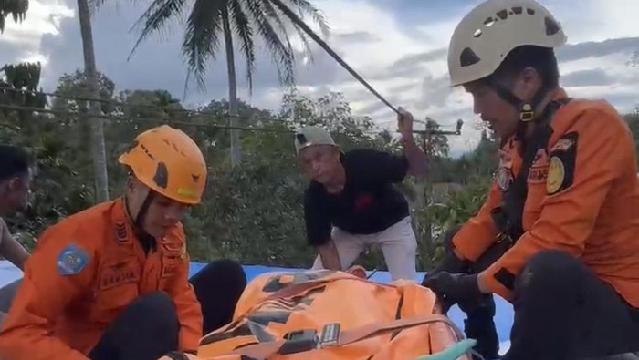 Proses evakuasi pria yang tersengat listrik di Limapuluh Kota
