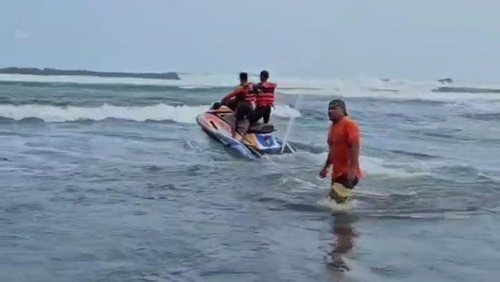 Proses pencarian warga Banjarnegara yang hilang terseret ombak Pantai Parangtritis, Bantul, Sabtu (12/4/2025).