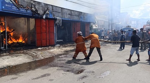 Toko Golden Elektronik di Jalan Anggrek, Madawat, Kecamatan Alok, Kabupaten Sikka, terbakar, Sabtu (12/4/2025. (Polres Sikka)