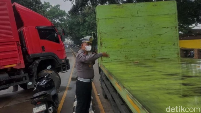 Truk Jeblos ke Selokan di Depok.