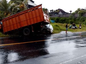Truk Hantam Pikap hingga Masuk Gorong-gorong di Jalan Denpasar-Gilimanuk