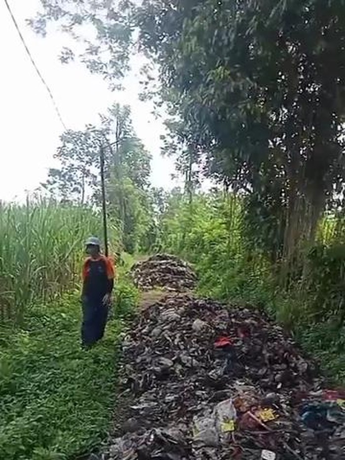 Tumpukan sampah dibuang di akses jalan