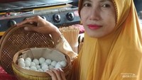 Yu Mami Istri Martin menunjukkan bahan Gempol Pleret yang siap di sajikan.