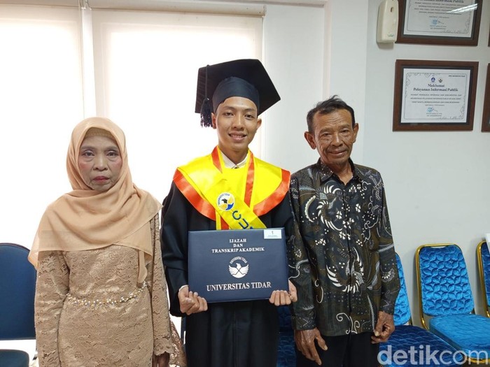 Wisudawan terbaik Universitas Tidar (Untidar) Hendra Lana Saputra (22) bersama kedua orangtuanya, Sabtu (12/4/2025).