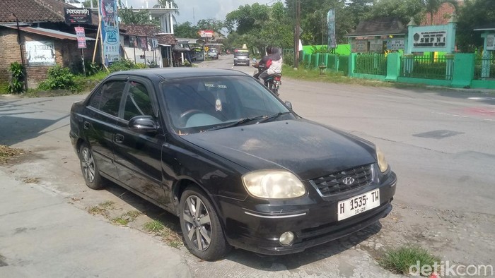Penampakan sedan misterius yang terparkir di Jalan Raya Karangnongko-Kemalang, Jagalan, Klaten, Sabtu (12/4/2025).