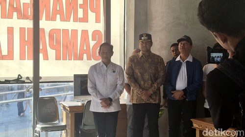 Wakil Bupati Badung, Bagus Alit Sucipta, saat mendampingi Menteri Lingkungan Hidup, Hanif Faisol Nurofiq, dalam upaya penanganan sampah laut di Pantai Kuta, Bali, Sabtu (12/4/2025)(Fabiola Dianira)