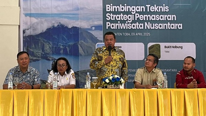 Wakil Ketua Komisi VII DPR RI Lamhot Sinaga (tengah) saat gelar Bimtek di Kabupaten Toba. (Dok. Istimewa)
