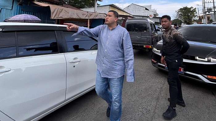Wali Kota Makassar Munafri Arifuddin alias Appi saat menegur pengendara di Jalan Leimena Makassar.