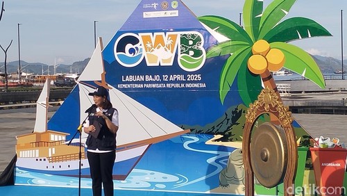 Wamenpar Ni Luh Puspa menyampaikan sambutan saat aktivasi Gerakan Wisata Bersih di Labuan Bajo, Manggarai Barat, NTT, Sabtu (12/4/2025).