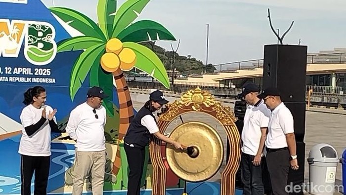 Wamenpar Ni Luh Puspa memukul gong tanda aktivasi Gerakan Wisata Bersih di Labuan Bajo, Sabtu (12/4/2025).