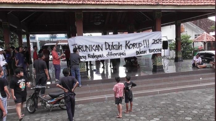 Warga Gandekan, Bantul, demo minta Dukuhnya mundur buntut pungli PTSL, Jumat (11/4/2025).