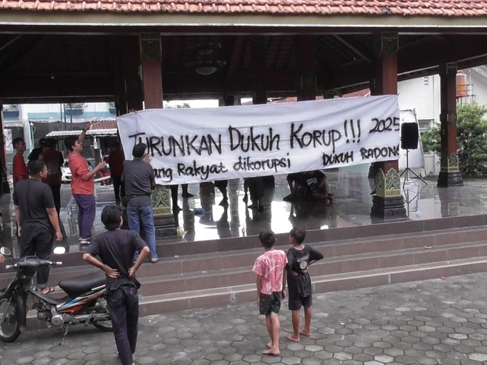Warga Gandekan, Bantul, demo minta Dukuhnya mundur buntut pungli PTSL, Jumat (11/4/2025).