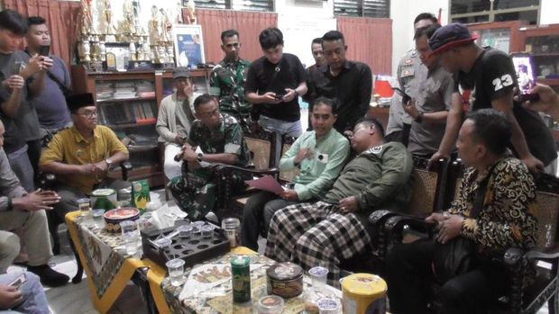 Warga Gandekan, Bantul, demo minta Dukuhnya mundur buntut pungli PTSL, Jumat (11/4/2025).