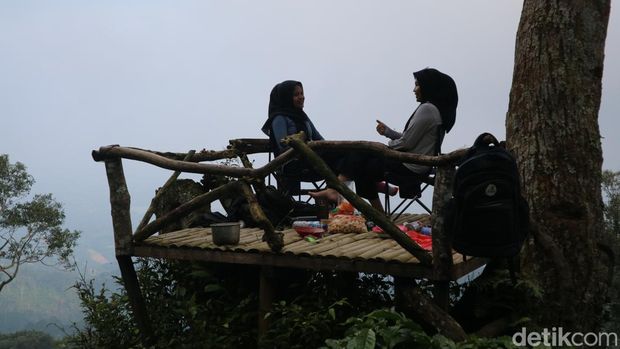 Menikmati kopi langsung dari kebunnya di Lereng Gunung Muria Kudus, Sabtu (12/4/2025).