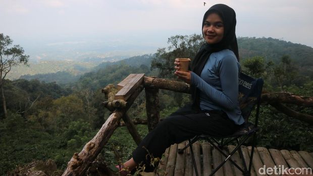 Menikmati kopi langsung dari kebunnya di Lereng Gunung Muria Kudus, Sabtu (12/4/2025).
