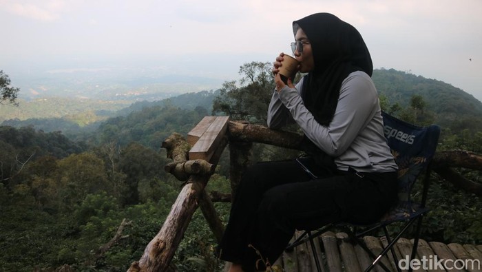 Menikmati kopi langsung dari kebunnya di Lereng Gunung Muria Kudus, Sabtu (12/4/2025).