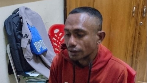Yohanis Nani Bata (35), pelaku pembacokan terhadap rekannya, Vitalis Goko Rato (45), hingga tewas saat diamankan di Mapolres Sumba Barat Daya. (Dok. Polres Sumba Barat Daya).