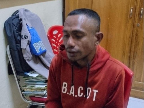 Yohanis Nani Bata (35), pelaku pembacokan terhadap rekannya, Vitalis Goko Rato (45), hingga tewas saat diamankan di Mapolres Sumba Barat Daya. (Dok. Polres Sumba Barat Daya).
