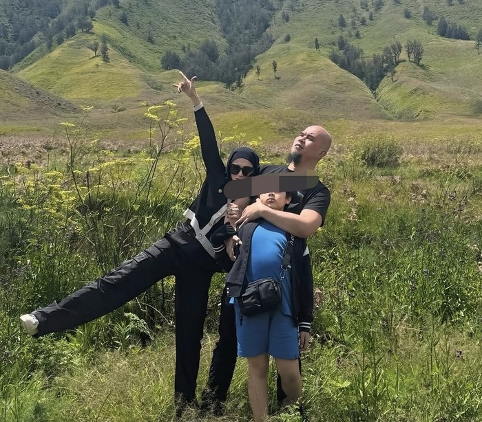 Ahmad Dhani Piknik di Beach Club dan Makan Bareng Politisi