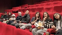 Jika memiliki waktu luang yang lebih banyak, ia juga tak sungkan nonton film bersama anak-anaknya. Tak lupa camilan berupa popcorn dan minuman dipesan sebagai teman nonton film. Foto: Instagram/ahmaddhaniofficial