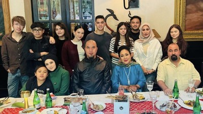 Ahmad Dhani Piknik di Beach Club dan Makan Bareng Politisi