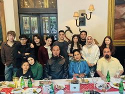Ahmad Dhani Piknik di Beach Club dan Makan Bareng Politisi