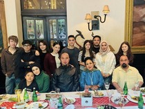 Ahmad Dhani Piknik di Beach Club dan Makan Bareng Politisi