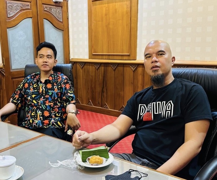 Ahmad Dhani Ahmad Dhani Piknik di Beach Club dan Makan Bareng Politisi
