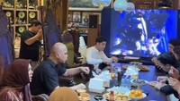 Pada ramadan lalu, di tengah kesibukannya, Ahmad Dhani menyempatkan diri makan bersama keluarga. Momen buka puasa bersama menjadi kesempatan untuk menjalin silaturahmi. Foto: Instagram/ahmaddhaniofficial