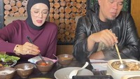 Bersama Mulan Jameela ia juga kerap mengajak anak-anaknya makan bersama. Restoran shabu premium dipilih Ahmad Dhani sebagai destinasi makan bersama. Foto: Instagram/ahmaddhaniofficial