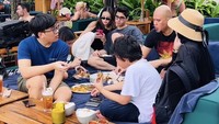 Berbeda dengan Alghazali, ia mengajak Ahmad Dhani dan Mulan Jameela bersantai di beach club. Berbagai camilan dan minuman segar dipesan layaknya sedang berpiknik. Foto: Instagram/ahmaddhaniofficial